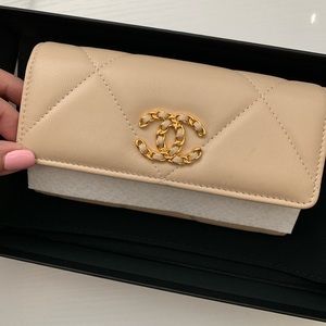 Chanel 19 Medium compact wallet